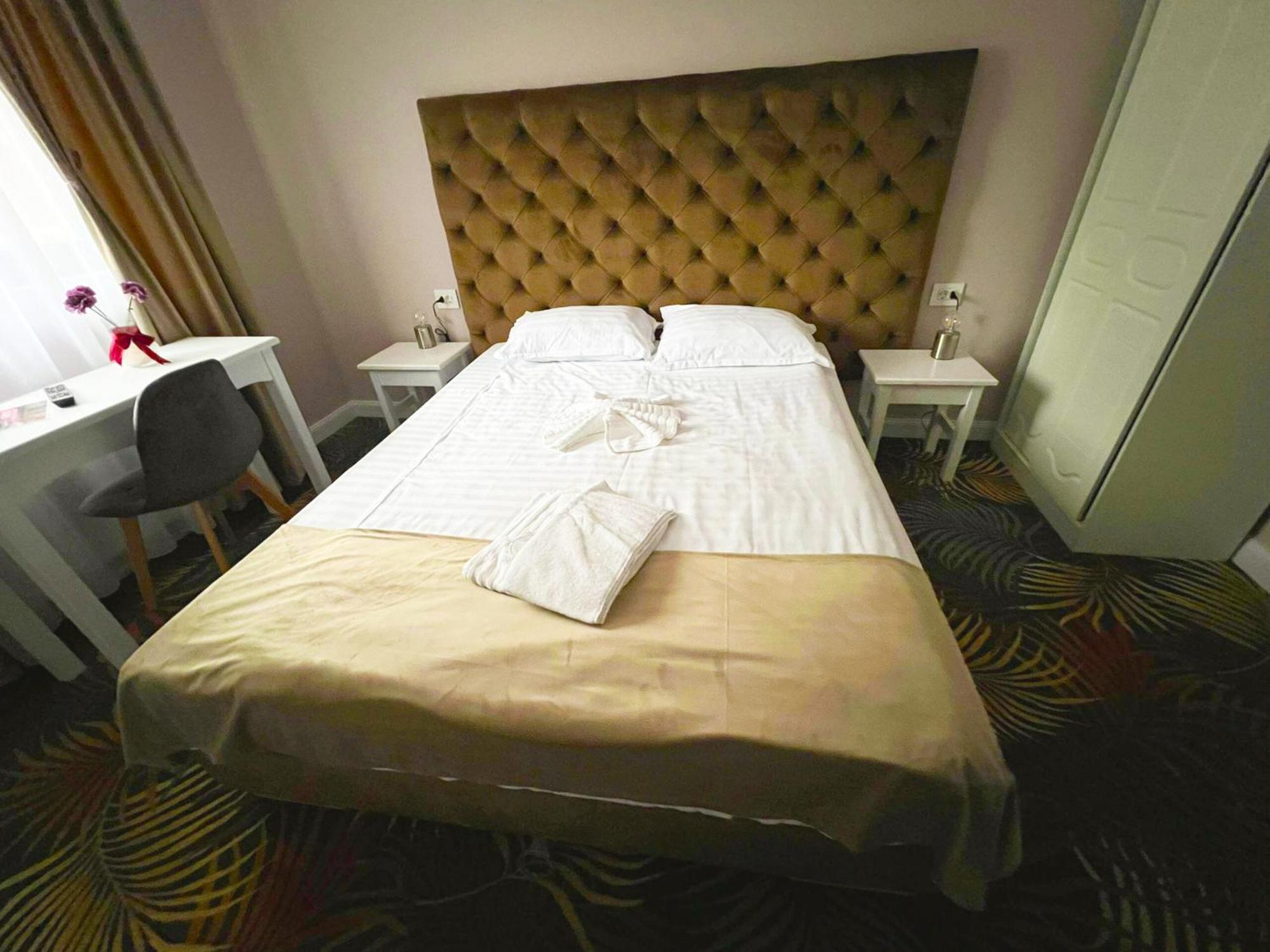 Hotel Pensiunea Pink House Runcu à Runcu  Extérieur photo